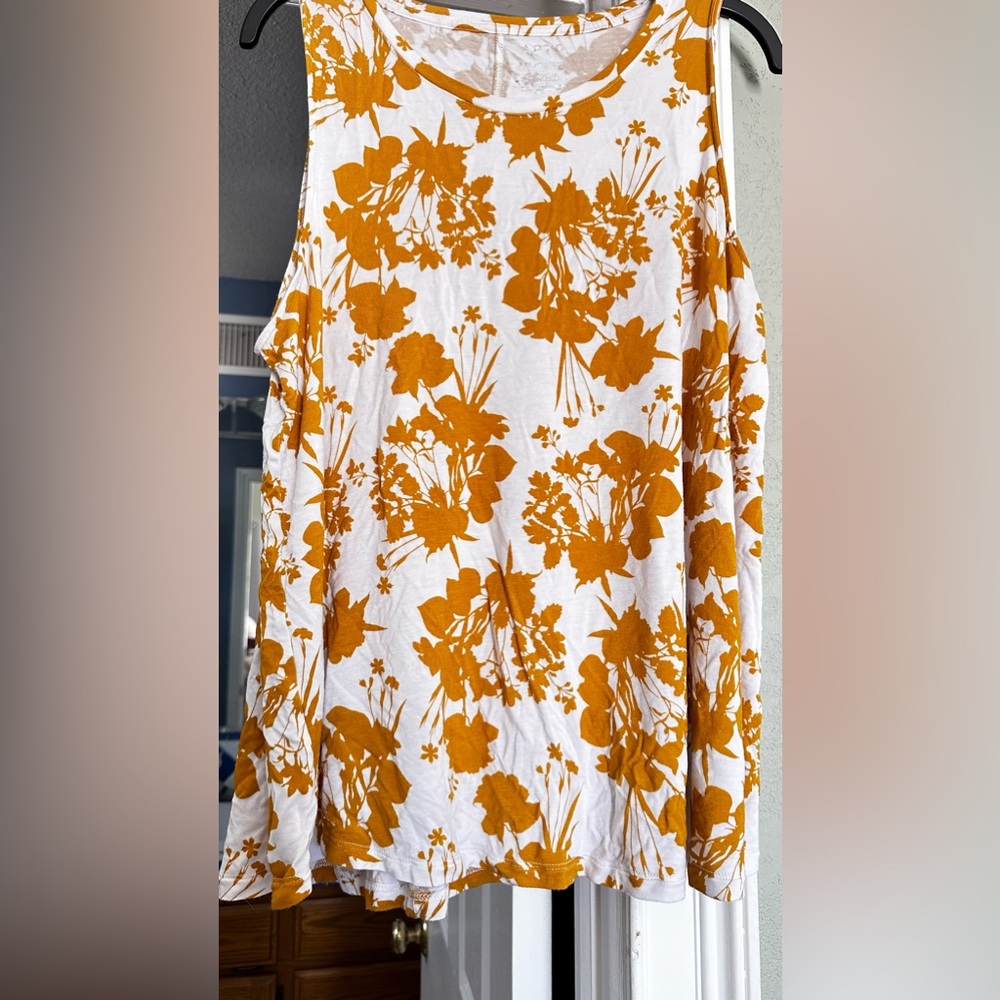 Apt 9 , size XXL swing tank, like new, white with gold/yellow flowers